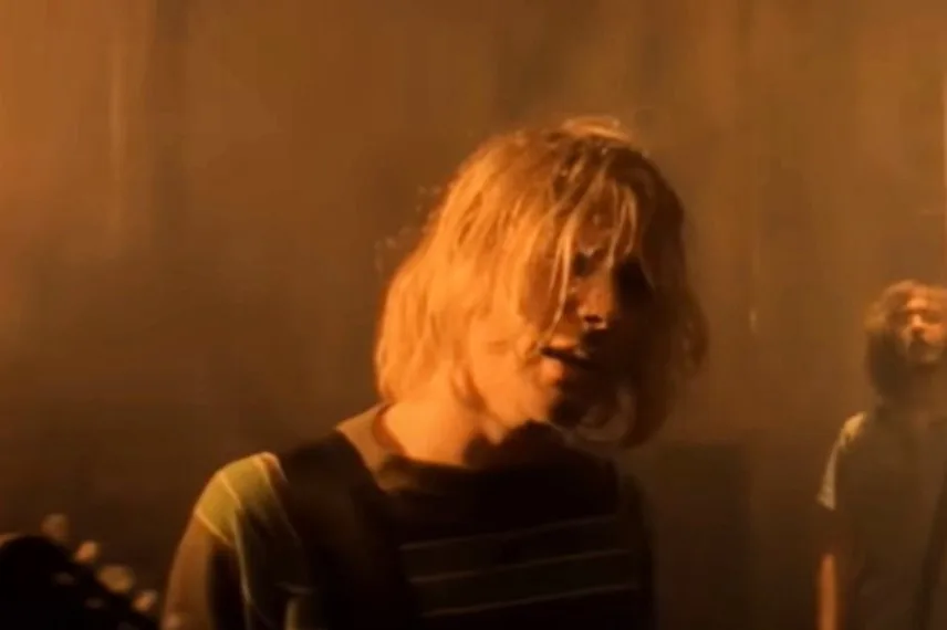 Nirvana hizo enorme el grunge en la música de los 90. Nirvana made grunge huge in 90s music.