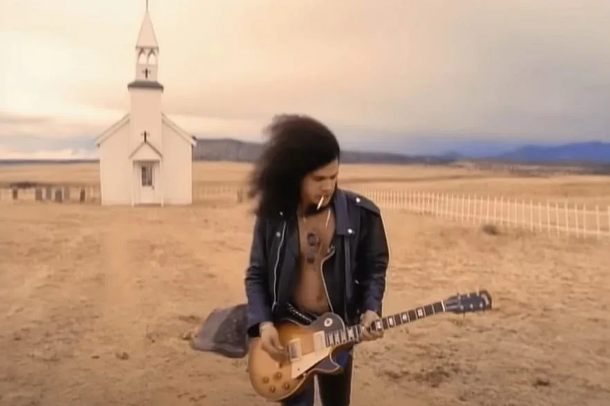 Slash en el videoclip de November Rain, uno de los mejores de la música de los 90. Slash in the November Rain music video, one of the best of the 90s music.