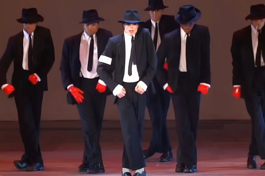 Michael Jackson interpretando Dangerous en MTV. Michael Jackson performing Dangerous on MTV.